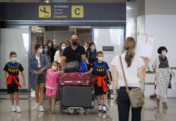 Más de cien países cierran sus fronteras e imponen restricciones ante el avance de la variante Delta