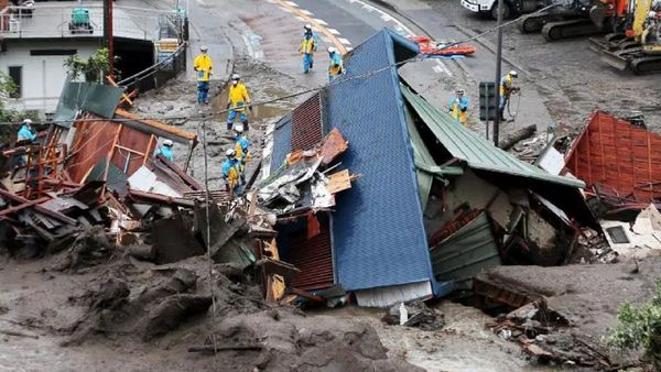 Sigue búsqueda de una veintena de desaparecidos tras alud en Tokio