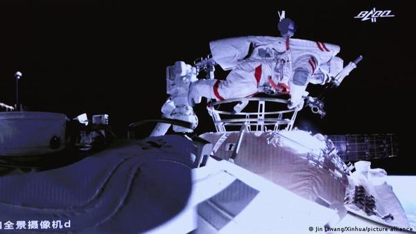 Astronautas en nueva estación china realizan primera caminata espacial