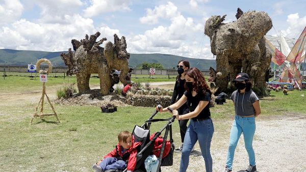 México: Puebla inaugura festival de esculturas gigantes de paja