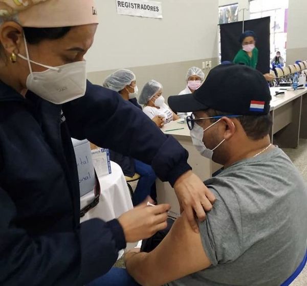Más de 2.000 personas recibieron vacuna contra covid-19 el fin de semana en el Hospital Regional