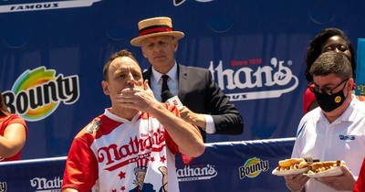 La Nación / Joey Chestnut marca récord en concurso de salchichas en EEUU