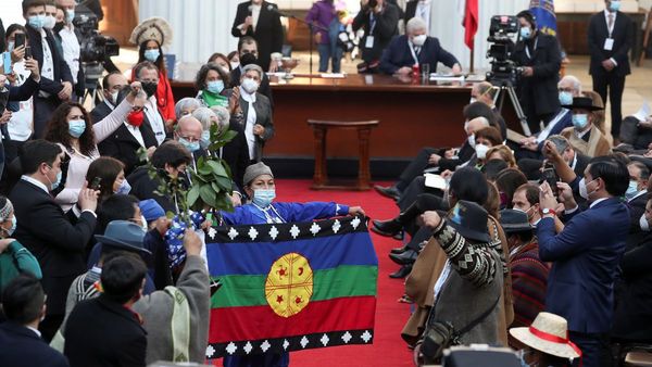 Convención chilena se instala y elige a mujer mapuche como presidenta
