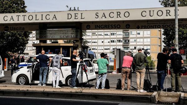 El papa Francisco fue operado con éxito del colon