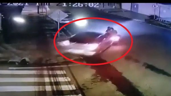 Justiciero arrolla a supuestos asaltantes