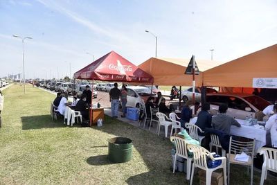 Interesados en vacunarse contra el covid-19 exigen liberación de dosis - Nacionales - ABC Color