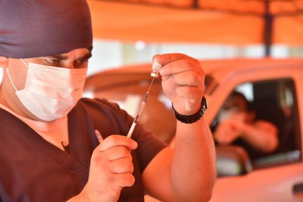 165 políticos y 46 funcionarios se inmunizaron como “encamados” - Noticiero Paraguay