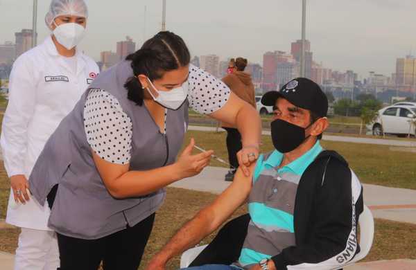 Más de 76.000 personas del grupo vulnerable fueron inmunizados el fin de semana