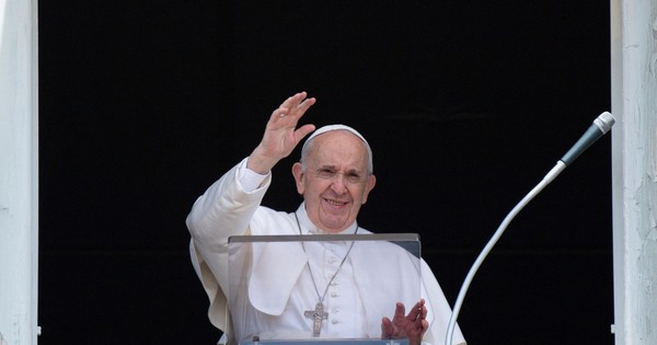 La Nación / El papa Francisco permanecerá internado por siete días tras operación del colon