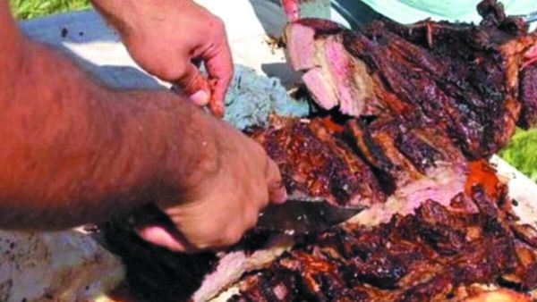 Le invitaron asado y murió atragantado