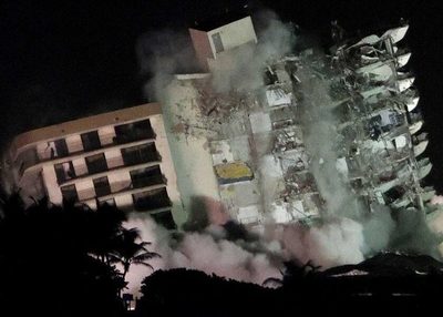 Demuelen resto del edificio que colapsó en Miami