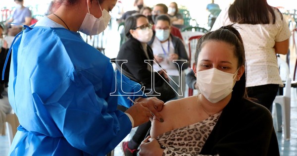 La Nación / COVID-19: médicos que expiden certificados agilizan vacunación en Fernando de la Mora