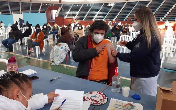 Entre jueves y viernes Salud anunciará siguiente grupo de personas a ser vacunadas contra COVID