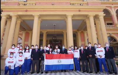 Atletas que competirán en los JJOO recibieron la bandera tricolor de la mano de Abdo