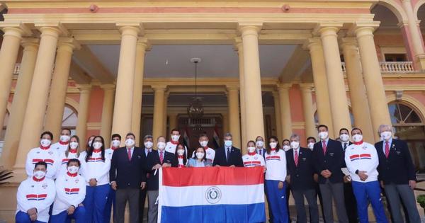 Mario Abdo entrega bandera a deportistas que competirán en los Juegos Olímpicos