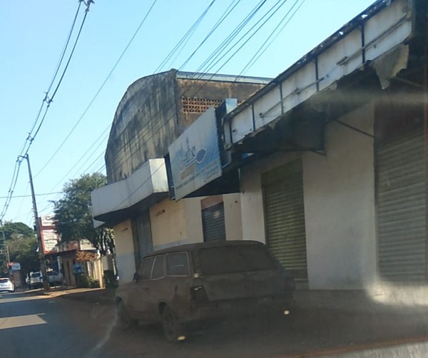 Vehículo viejo ocupa vía pública hace 2 años