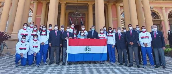 Atletas olímpicos reciben la bandera nacional