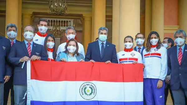 Mario Abdo Benítez entrega bandera a delegación olímpica