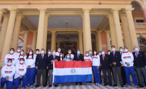 Atletas olímpicos reciben la bandera paraguaya de parte del Presidente