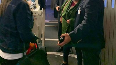 Madre de Leidy recibe información en el centro de reunificación familiar