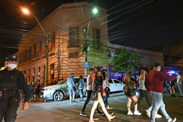 Bar del microcentro abre pasada la medianoche con acompañamiento policial - Nacionales - ABC Color