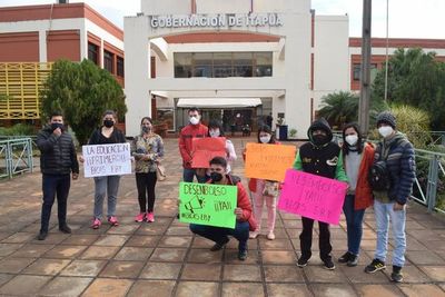 Estudiantes se manifestaron por retraso de becas EBY - Nacionales - ABC Color