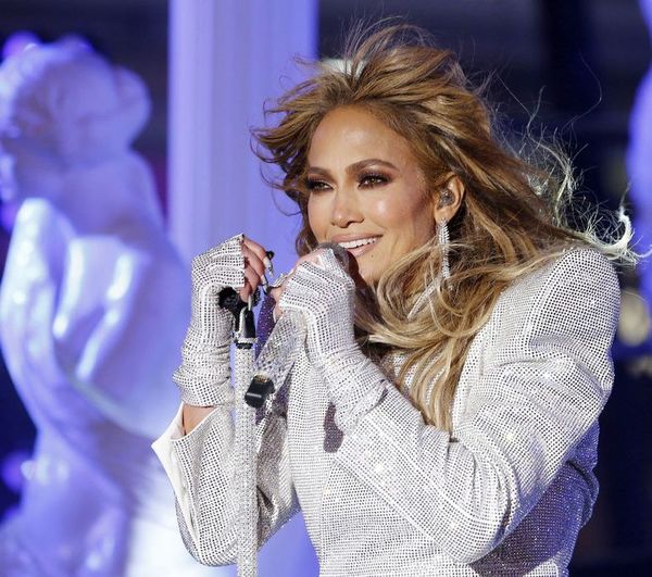 Jennifer López le canta a la soltería en “Cambia el paso” - Música - ABC Color