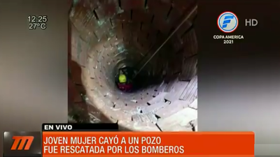 Mujer fue rescatada por bomberos tras caer a un profundo pozo 