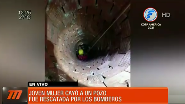Mujer fue rescatada por bomberos tras caer a un profundo pozo