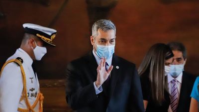 Mario Abdo Benítez promulga ley de control a las binacionales 
