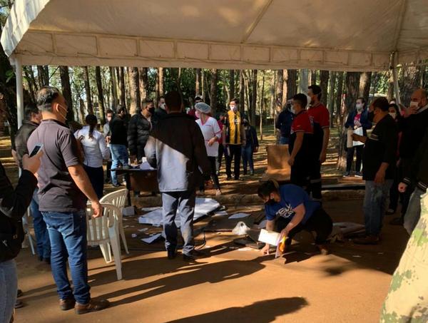 Se desvaneció en su auto y atropelló a vacunadores en la Gobernación