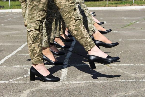 Ucrania: Reciben fuertes críticas por poner a mujeres soldados a marchar en tacos durante ensayos de un desfile