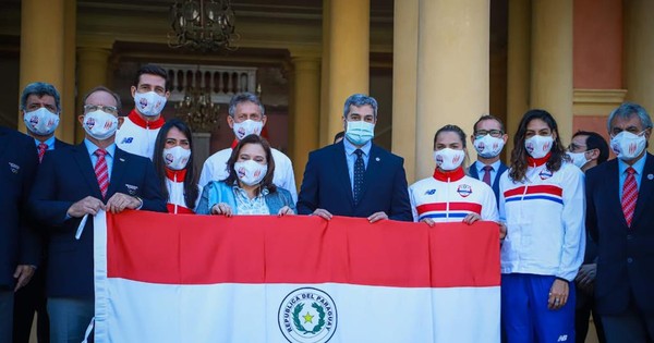 La Nación / Marito entregó bandera paraguaya que flameará en Juegos Olímpicos de Tokio