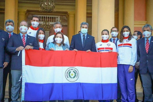 Marito Abdo Benítez entregó la bandera paraguaya a la delegación olímpica