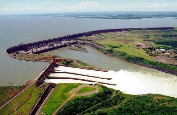 Abdo Benítez promulga ley de control de binacionales Itaipu y Yacyretá