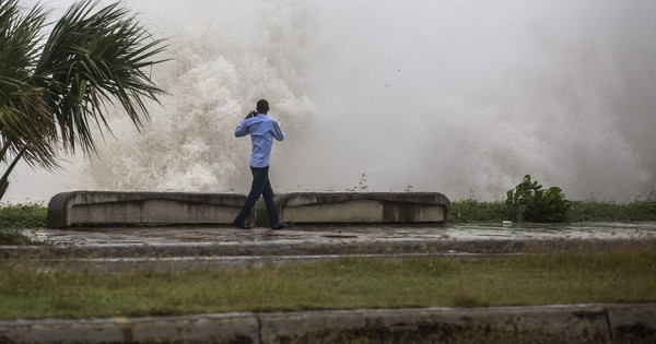 La Nación / La tormenta Elsa golpea Cuba con fuertes y peligrosas lluvias