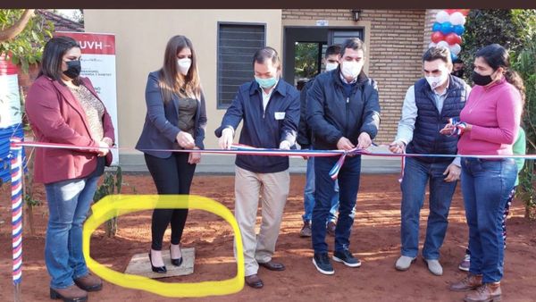 Polémica por funcionaria que inauguró viviendas rurales con taco alto