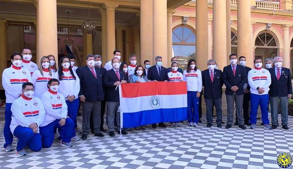 Abdo entregó bandera a deportistas que competirán en los Juegos Olímpicos de Tokio •