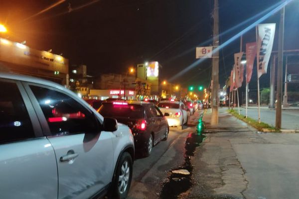 Ante indolencia del gobierno, cientos pasarán la noche afuera de SND por vacunas - Nacionales - ABC Color