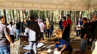 Esperaba  ser vacunado, se desmayó y chocó a 4  personas