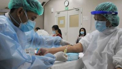 Sinovac: la emergencia por la que expertos en Indonesia piden una tercera dosis