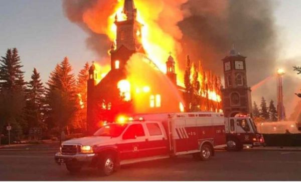 Incendian iglesias católicas en Canadá tras encontrar cadáveres de niños