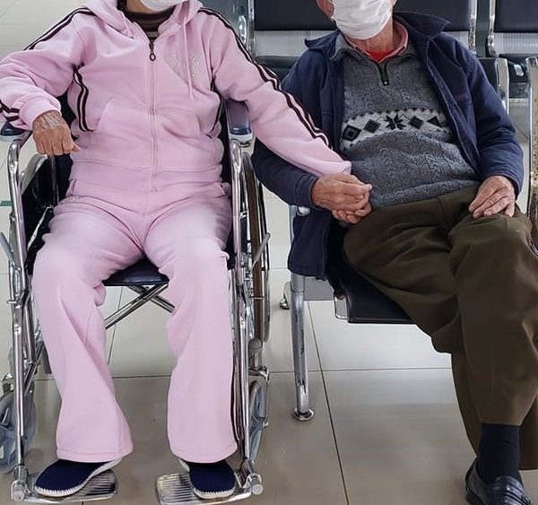Pareja de ancianos supera el COVID mediante vacunación