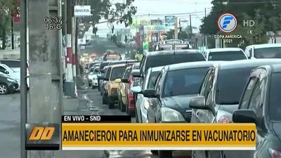 Amanecen frente a la SND para recibir vacunas anti-Covid