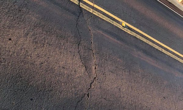 Piden revisión de puente sobre el Monday ante grietas
