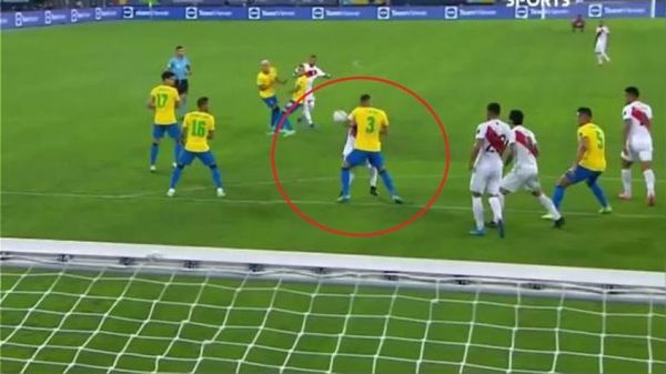La posible mano de Thiago Silva que Derlis López no vio en el VAR - Fútbol Internacional - ABC Color