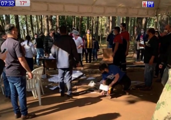 Conductor sufre crisis, pierde el control y choca contra vacunadores