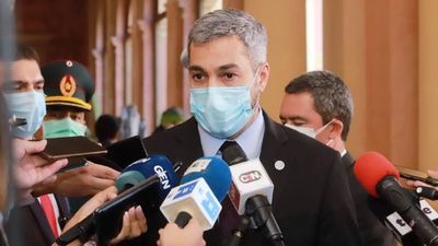 Abdo promulga ley, pero deja "en manos de entes" la transparencia