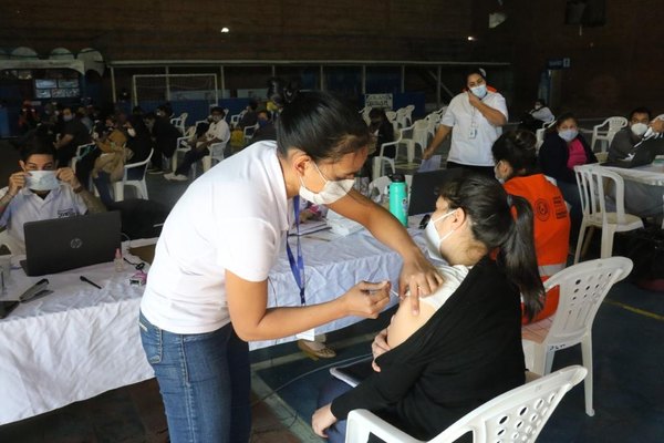 Crónica / El finde llegarán 1 millón de dosis y vacunación masiva arrancará el lunes