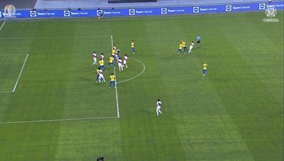 El VAR determino que la mano estaba en posición natural y fuera del área | OnLivePy